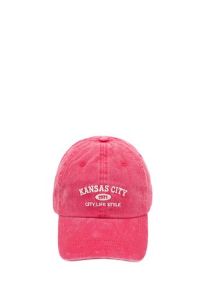 Piros baseballsapka fehér hímzett felirattal az elején: "Kansas City 1971 City Life Style", kopott anyagtextúrával.