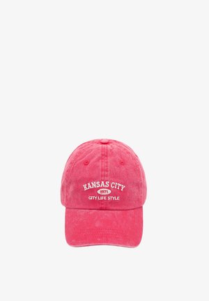 Casquette de baseball rouge avec texte blanc brodé « Kansas City 1971 City Life Style » sur le devant, texture de tissu usé.