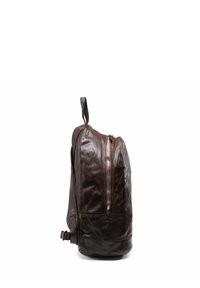Zaino in pelle marrone con una forma strutturata, tasca esterna con zip e manico superiore. La superficie ha una finitura testurizzata con un aspetto opaco.