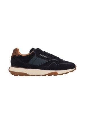 Schwarzer und brauner Sneaker mit niedrigem Schaft, weißer Sohle, Schnürung vorne, aus Wildleder und Leder, mit PME Legend-Branding an der Seite und Ferse.