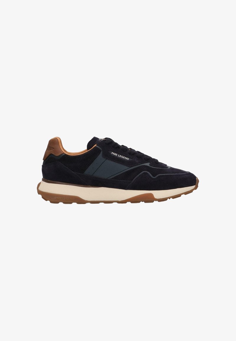 Μαύρο και καφέ χαμηλό παπούτσι τύπου sneaker με λευκή σόλα, δέσιμο με κορδόνια μπροστά, υλικά από σουέντ και δέρμα, με λογότυπο PME Legend στο πλάι και στη φτέρνα.