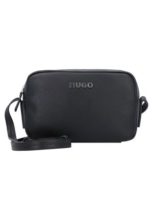 Sac bandoulière en cuir noir texturé avec sangle ajustable et nom de marque argenté « HUGO » sur le devant.