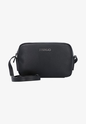 Sac bandoulière en cuir noir texturé avec sangle ajustable et nom de marque argenté « HUGO » sur le devant.