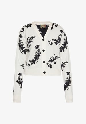 Skrojony biały kardigan z czarnym kwiatowym wzorem, dekolt w serek, długie rękawy i pięć czarnych guzików z przodu. Miękka dzianinowa tekstura.