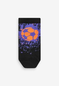 Svarta ankelstrumpor med en texturerad mönster som har ett design av en orange och lila fotboll, blandat med prickar på en mörk bakgrund.