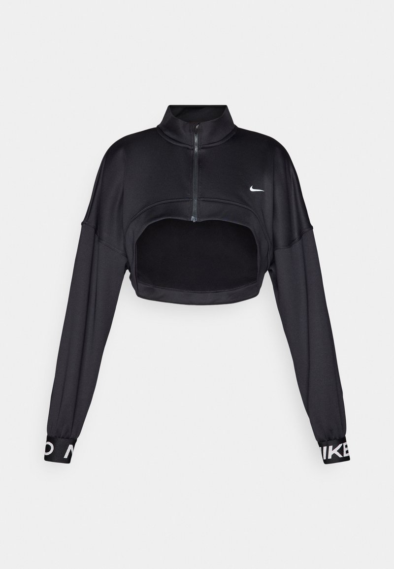 Schwarze, kurze Sportjacke mit einem hohen Kragen, langen Ärmeln, zippered Front und weißen Logo-Details an den Ärmelbündchen. Glatte Textur.