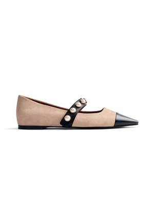 Beige flad sko med sort spids, sort rem over vristen dekoreret med store runde perleknapper.