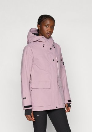 Vaaleanpunainen vedenpitävä takki hupulla, vetoketjulla ja napitusneppareilla, etutaskuilla ja mustilla yksityiskohdilla hihoissa ja taskuissa. Sileä pinta.