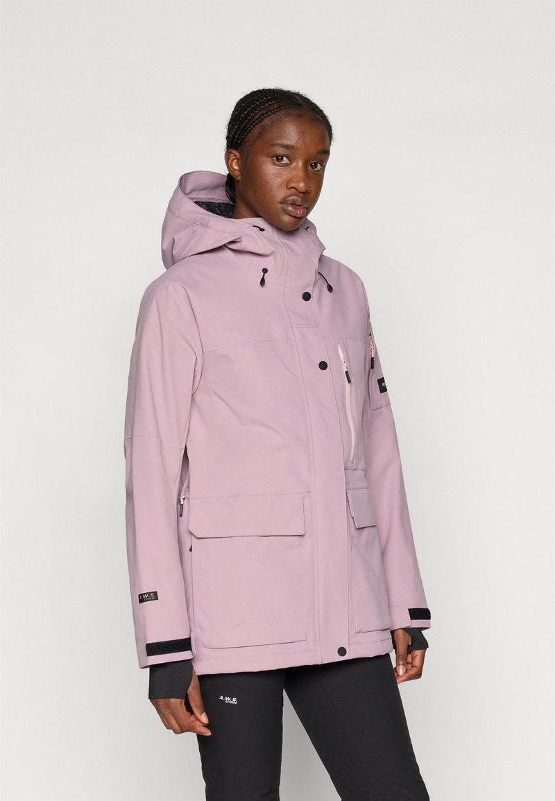 Világos rózsaszín vízálló dzseki kapucnival, cipzárral és patentos záródással, elülső zsebekkel, valamint fekete díszítéssel a mandzsettákon és a zsebeken. Sima textúra.