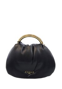 Borsa a tracolla in pelle nera con design arricciato, manico in metallo dorato e logo impresso sulla parte anteriore. Texture liscia con una silhouette morbida.