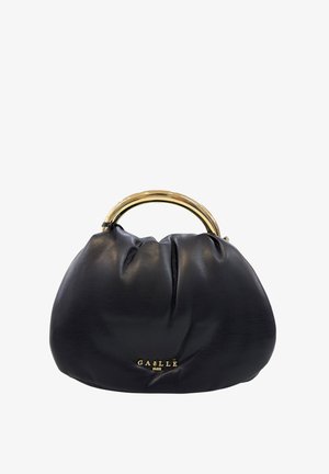 Borsa a tracolla in pelle nera con design arricciato, manico in metallo dorato e logo impresso sulla parte anteriore. Texture liscia con una silhouette morbida.