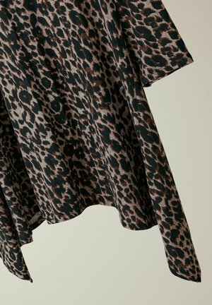 Luipaardprint top in zwart, bruin en beige. Zachte stof met een losse pasvorm en korte mouwen. De zoomlijn is iets asymmetrisch.