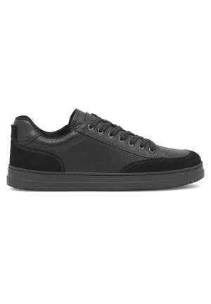 Czarny niski sneaker z perforowaną skórą, zamszowymi akcentami, czarną gumową podeszwą oraz sznurowanym zapięciem, pokazany z lewego profilu.
