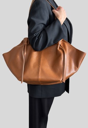 Grande borsa a mano in pelle marrone con finitura strutturata, lati arricciati e apertura ampia. Dotata di robuste tracolle per la spalla.