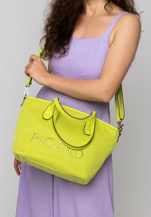 Geel gaas tote bag met contrasterende zwarte randen, reliëflogo aan de voorkant, dubbele handvatten en verstelbare schouderband.