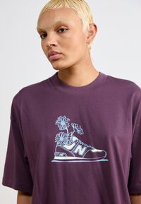 New Balance OVERSIZED FLOWER - T-shirts med print - plum brown