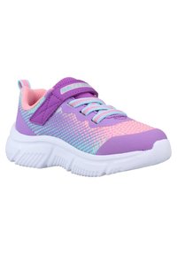 Scarpa sportiva viola con tomaia in rete e accenti rosa. Presenta una fascia regolabile, lacci azzurri e una suola bianca texturizzata con scanalature.