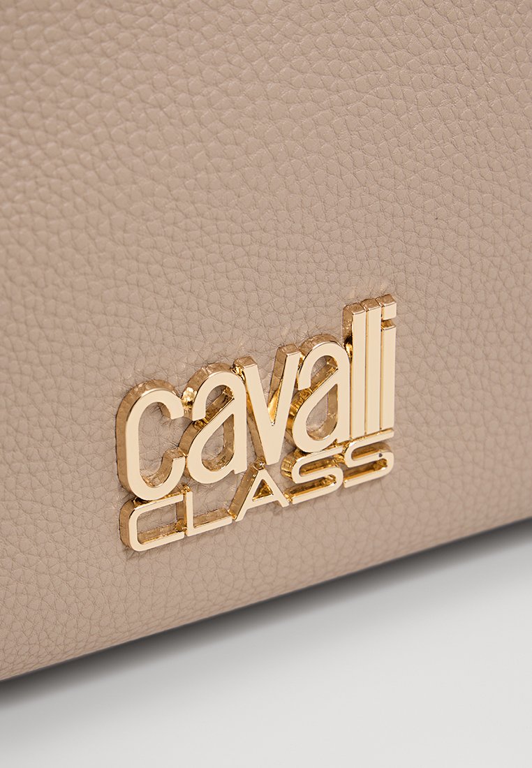 Bolso de cuero texturizado beige con un destacado logo dorado "cavalli CLASS" en el centro, con un diseño elegante y moderno.