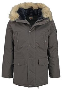Parka isolata marrone con bordo in pelliccia sintetica, chiusura con zip e bottoni a pressione, tasche multiple e cappuccio con fodera in pelliccia scura.