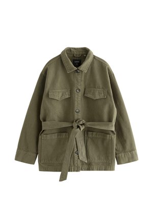 Giacca verde oliva con bottoni, colletto, due tasche a pattina sul petto, due grandi tasche frontali, maniche lunghe e cintura in tessuto annodata in vita.