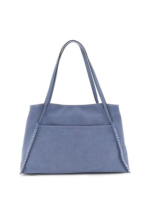 Sac cabas en suède bleu avec deux longues anses et détails de coutures blanches sur les côtés, sur fond blanc uni.