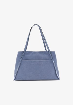 Niebieska torebka zamszowa z dwoma długimi uchwytami i białymi szwami po bokach na jednolitym białym tle.