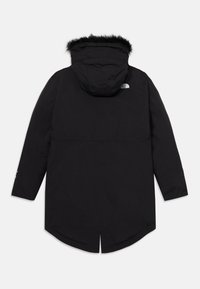 Parka noire avec une capuche en fourrure, manches longues et ourlet arrondi. Présente un design minimaliste et un logo en haut à gauche au dos.