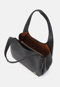 Zwarte leren handtas met brede schouderbanden, open bovenkant die het bruine interieur en binnenzak met goudkleurige ritssluiting toont.