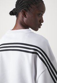 adidas Sportswear FUTURE ICONS THREE STRIPES  - Ikdienas džemperis - white