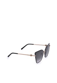 Lunettes de soleil carrées avec verres teintés noirs, fines montures métalliques dorées et embouts de branches en plastique noir sur fond blanc.