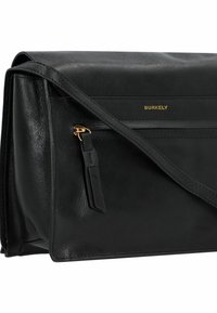Borsa a mano in pelle nera con design a pattina, dettagli dorati, tasca esterna con zip e superficie texturizzata. Logo del marchio visibile.