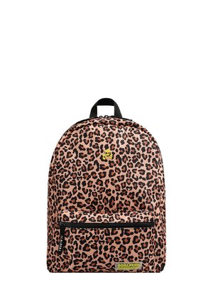 Mochila de estampado de leopardo en tonos marrones y negros, con un bolsillo frontal con cremallera, forma redondeada y asa superior para un transporte fácil.