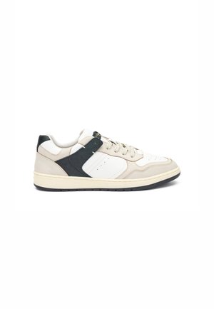 Zapatilla que combina materiales de cuero y ante en blanco, beige y verde oscuro. Diseño bajo con puntera redonda y suela de goma.
