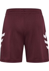 Mørkerøde sportsshorts med elastisk talje og hvide chevronstriber på siderne, vist bagfra.