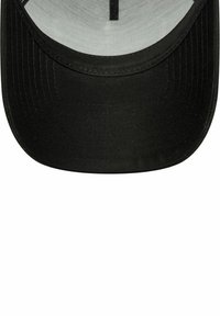 Schwarze Kappe mit einem gebogenen Schirm, aus einem strukturierten Stoff gefertigt. Das Innere hat ein hellgraues Futter und sichtbare Nähte.