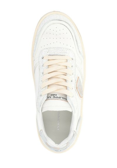 Witte sneaker met een bovenwerk van gemarmerd leer, ronde neus en beige veters. Heeft metalen accenten en een logolabel in het midden van de zool.