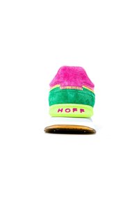 Multicolored sneaker met roze suede op de hiel, groene suede bovenkant, witte zool en een neon groene accent met "HOFF" in roze op de achterkant.