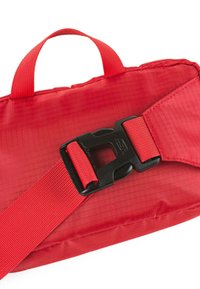 Bolso de tela roja con forma plana, superficie texturizada, correa ajustable con un broche negro y un asa resistente para llevar.