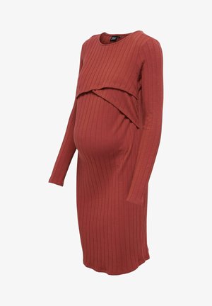 Abito premaman in rosso ruggine, con texture a coste, maniche lunghe, lunghezza sopra il ginocchio, presenta uno strato frontale sovrapposto per una facile vestibilità.