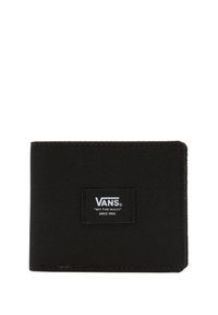 Billetera de lona negra con superficie texturizada, con una etiqueta rectangular con texto blanco en la parte frontal. Diseño plegado, forma compacta.