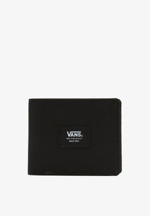 Czarny portfel z płótna o teksturowanej powierzchni, z prostokątną etykietą z białym napisem z przodu. Składana konstrukcja, kompaktowy kształt.