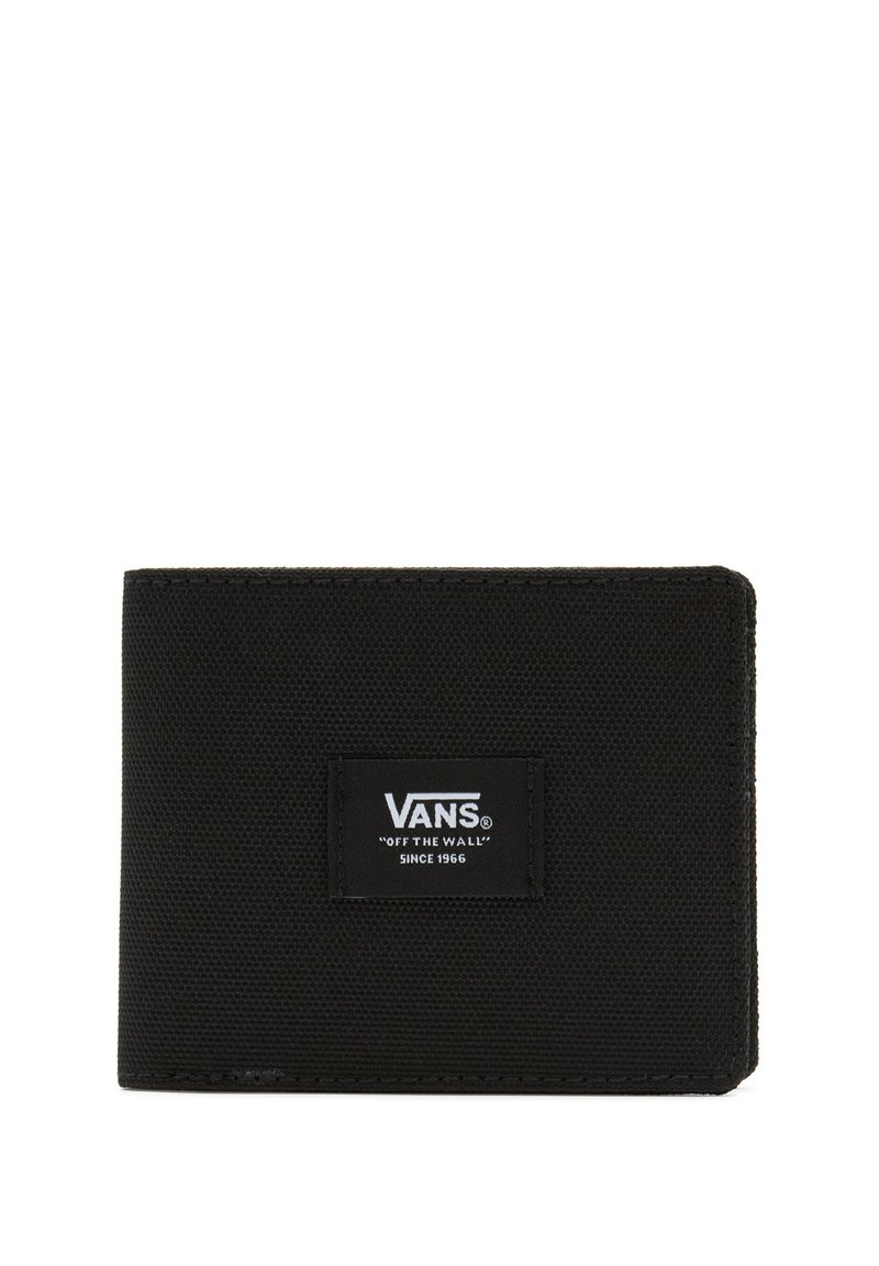 Billetera de lona negra con superficie texturizada, con una etiqueta rectangular con texto blanco en la parte frontal. Diseño plegado, forma compacta.