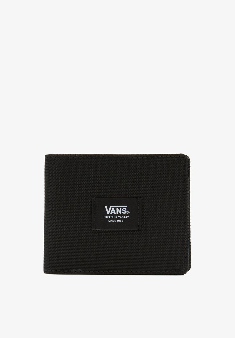 Czarny portfel z płótna o teksturowanej powierzchni, z prostokątną etykietą z białym napisem z przodu. Składana konstrukcja, kompaktowy kształt.