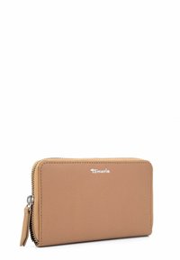 Portafoglio in pelle marrone chiaro con superficie strutturata, chiusura con zip, hardware argentato e logo del marchio sulla parte anteriore. Forma rettangolare compatta.