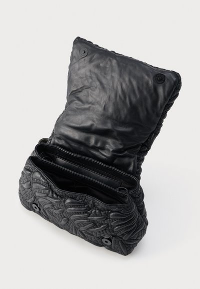 Μαύρο τσάντα χιαστί από δερμάτινο υλικό με ραμμένο σχέδιο, η οποία έχει ανοιχτό πτερύγιο, αποκαλύπτοντας εσωτερικά διαμερίσματα και κλείσιμο με κουμπιά πατιλέτα.