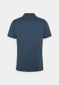 Mörkblå pikétröja, kort ärm, klassisk krage, slät textur, bakvy, med rak fåll och minimal detaljering.