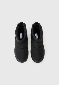 Sorte ankelstøvler med et polstret design, struktureret gummisål og en blød inderside. Har et logomærke indeni støvlen.