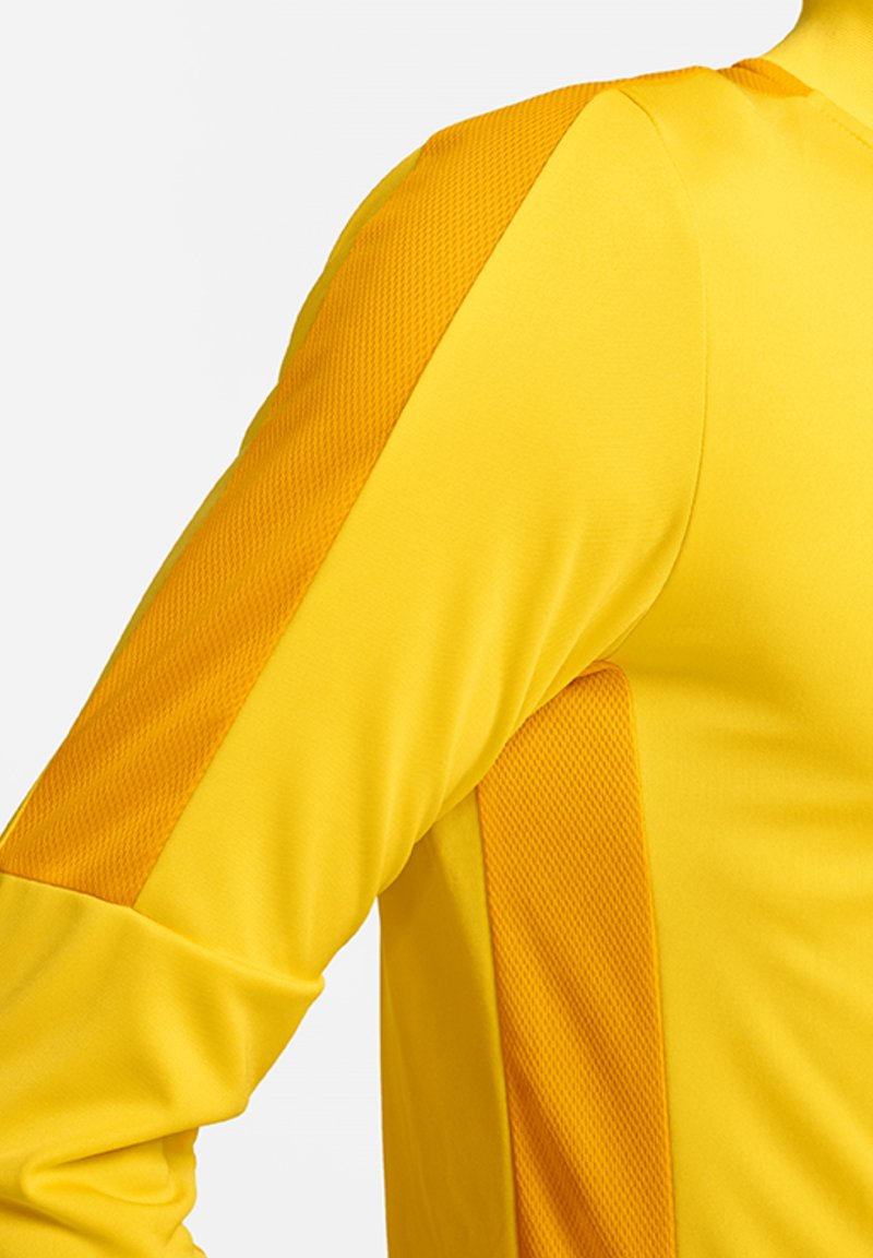 Maglietta sportiva gialla con una texture liscia sul corpo e pannelli in rete sulle spalle per una migliore traspirazione.