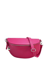 Rosa Leder-Crossbody-Tasche mit runder Form, Reißverschluss, verstellbarem Schultergurt und einem kleinen italienischen Flaggen-Detail. Strukturierte Außenseite.