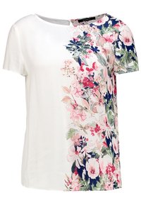 Camisa blanca de manga corta con un vibrante patrón floral en rosa, verde y azul marino que cubre el lado derecho y la manga.